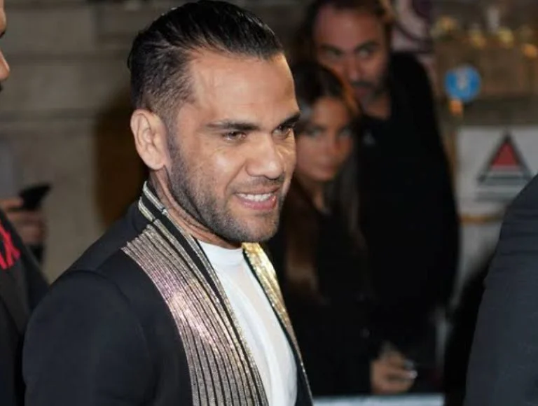 Condenado por estupro, Daniel Alves é acusado de “roubar” música de sertanejos