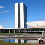 Câmara aprova urgência para projeto que proíbe desconto automático no INSS