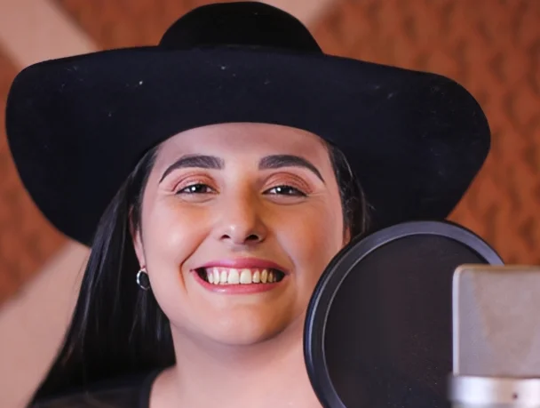 Conheça a cantora Clara Brito que apresentou sua música para Leonardo