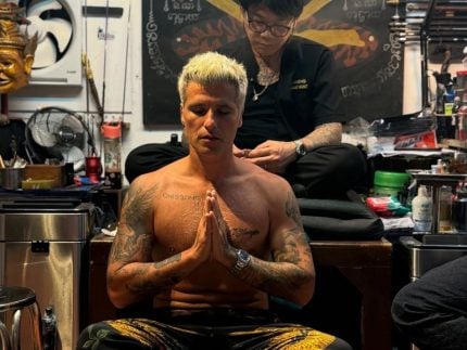Bruno Gagliasso faz tatuagem tradicional durante viagem à Tailândia: “Um ritual”
