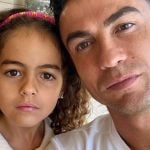 Mini CR7? Cristiano Ronaldo exibe semelhança com a filha em novo clique