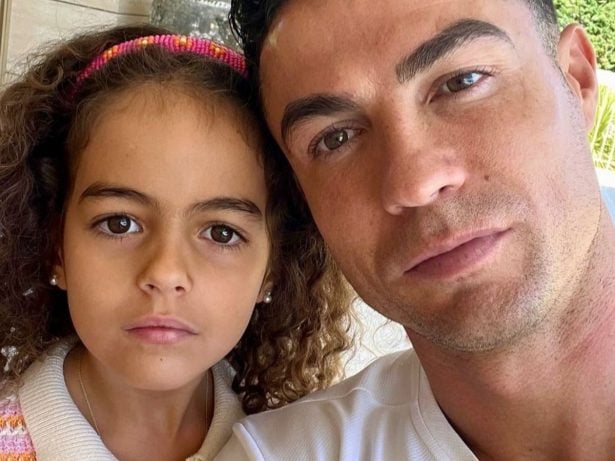 Mini CR7? Cristiano Ronaldo exibe semelhança com a filha em novo clique