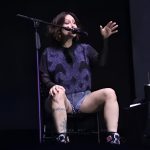 Em meio a recuperação de cirurgia de emergência, Pitty faz show sentada