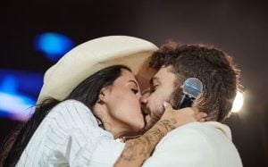 Gustavo Mioto e Ana Castela reatam namoro e se beijam em palco de rodeio