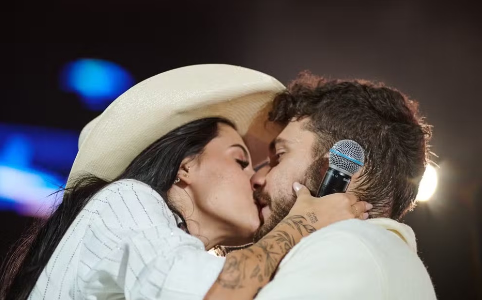 Ana Castela beija Gustavo Mioto no palco do Ribeirão Rodeo Music 2024 em Ribeirão Preto, SP (Foto: Érico Andrade/g1)

