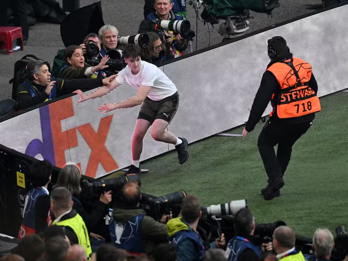 Torcedores invadiram o campo na final da Champions League. após promessa de influencer russo Foto: Reprodução