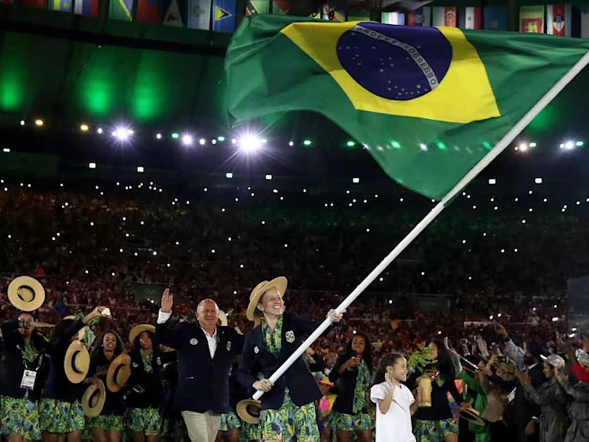 Time Brasil esteve representado por Bruninho (vôlei) e Ketleyn Quadros (judõ) como porta-bandeiras em Tóquio-2021 (Reprodução)