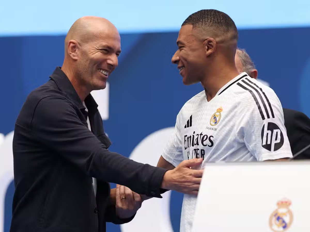 Mbappé foi apresentado no Real Madrid com grande festa no Santiago Bernabéu (Pierre-Philippe Marcou / AFP)