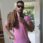 De meia e chinelo, Cauã Reymond brinca com look para levar filha à escola: “Sexy”