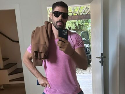 De meia e chinelo, Cauã Reymond brinca com look para levar filha à escola: “Sexy”