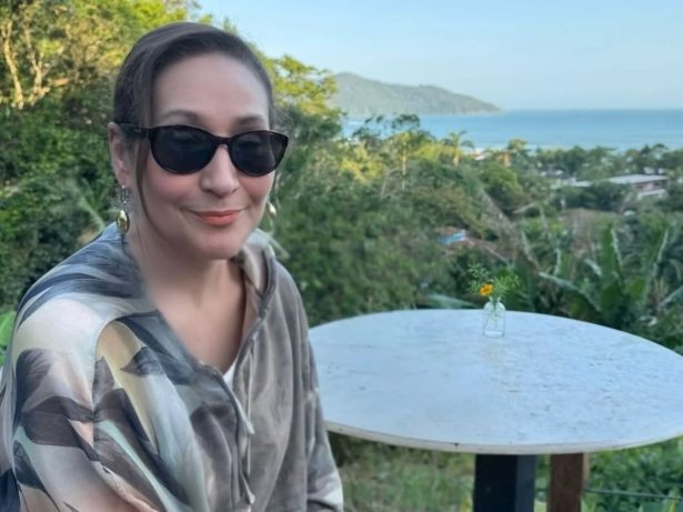 Após diagnóstico de Covid-19, Sonia Abrão comanda atração diretamente de casa