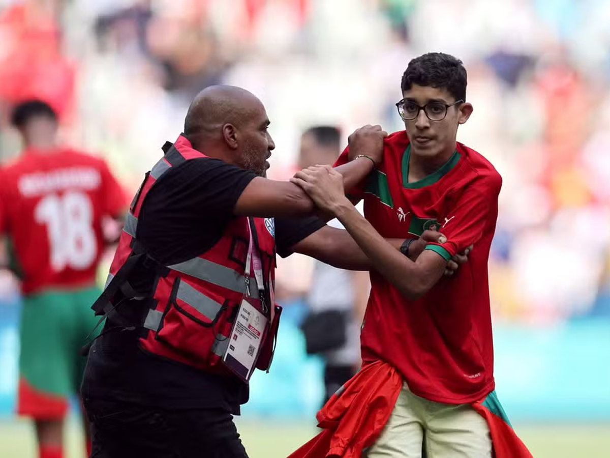 Marroquinos invadiram o campo, indignados com a arbitragem após empate contra a Argentina (Reprodução)