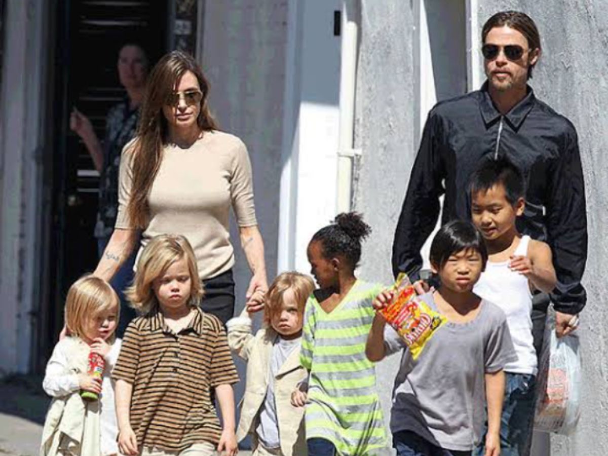 Angelina Jolie e Brad Pitt com os filhos há alguns anos (Reprodução)
