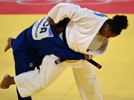 Brasileira vence sul-coreana e vai para semifinal no judô feminino pesos pesados