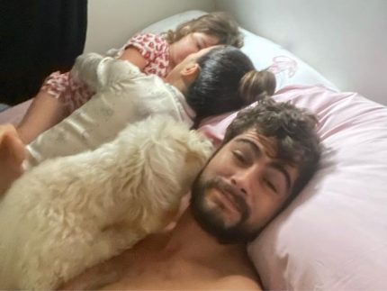 Família de Rafa na cama em momento de descontração (Reprodução Instagram)
