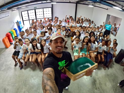 Italo Ferreira visita crianças de seu projeto social e doa taça conquistada no RJ