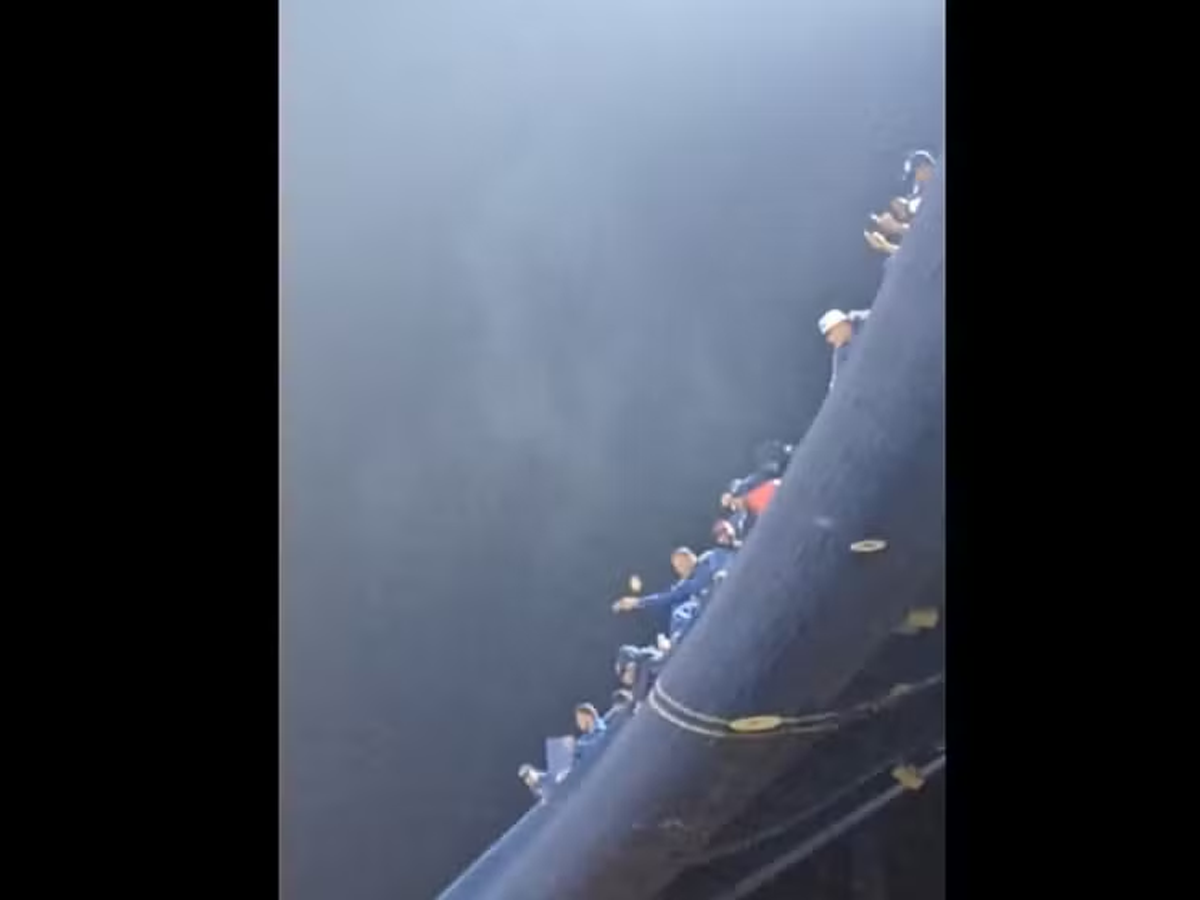 Torcedores do Cruzeiro provocaram argentinos do Boca rasgando dinheiro (Reprodução)