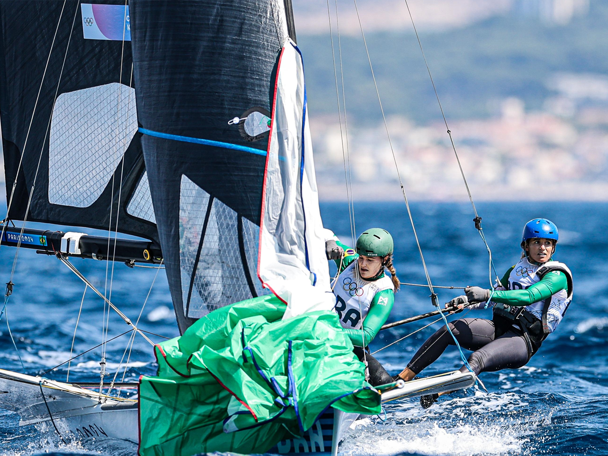 Marine Grahel e Kahena Kunze em disputa na vela em Paris-2024 (Wander Roberto/COB)