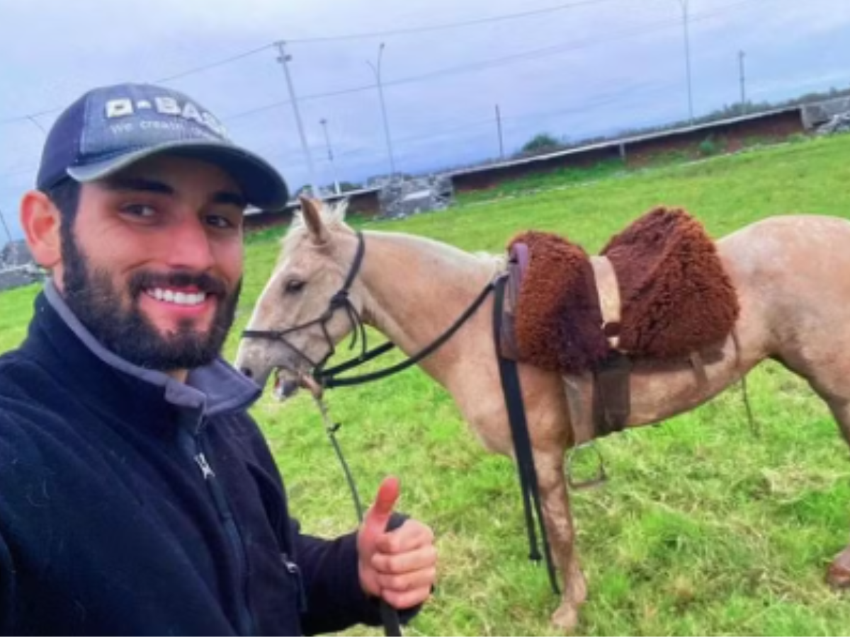 Além do galo, Matteus tem cavalos como pets