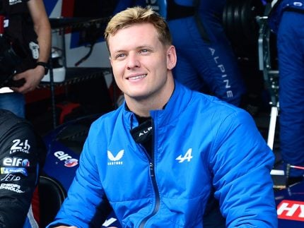 Mick, filho de Michael Schumacher, distribui autógrafos em São Paulo