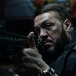 Belo sofre acidente com artefato de fogo durante gravação de “Arcanjo Renegado” na Rocinha
