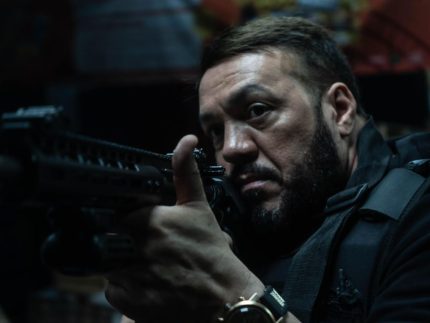 Belo sofre acidente com artefato de fogo durante gravação de “Arcanjo Renegado” na Rocinha