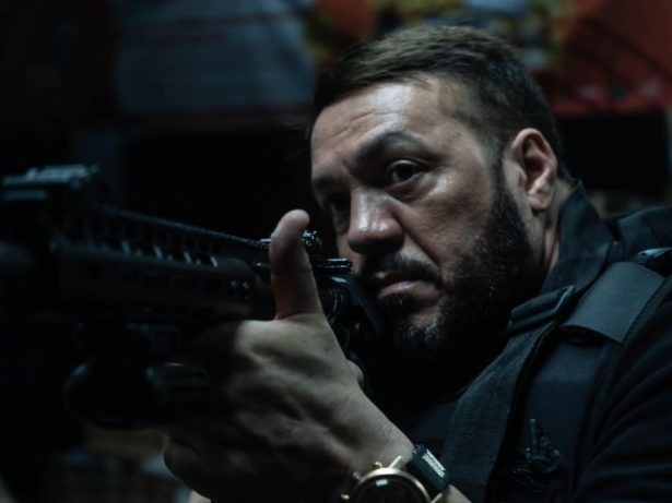 Belo sofre acidente com artefato de fogo durante gravação de “Arcanjo Renegado” na Rocinha