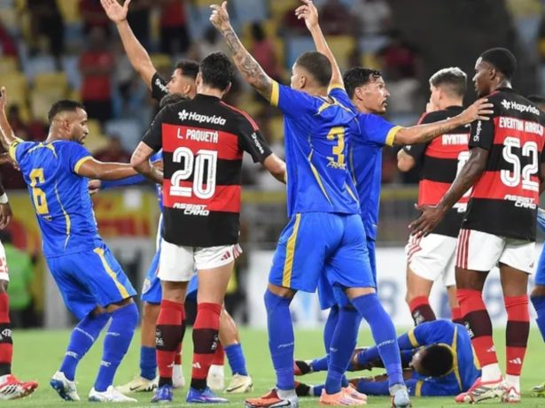 Jogador do Sampaio Corrêa passa mal e convulsiona durante partida contra o Flamengo