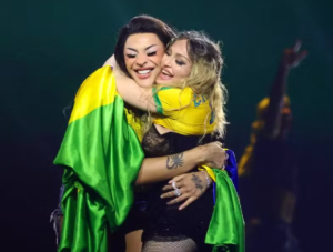 Pabllo ajudou Madonna a colocar blusa do Brasil segundos antes de subir ao palco