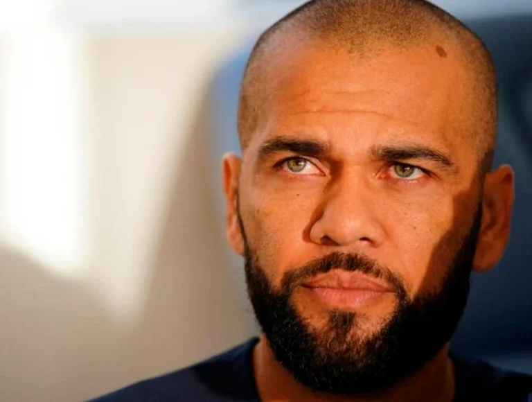 Daniel Alves paga fiança milionária e pode ser solto da prisão a qualquer momento