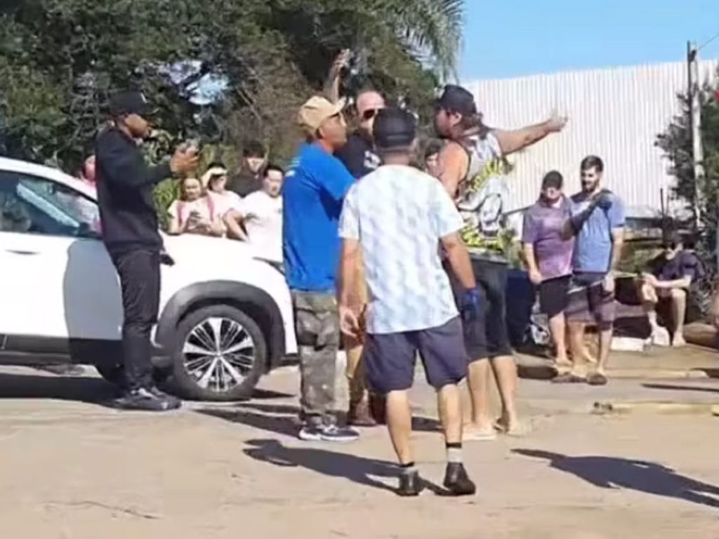 Moradores de Canoas, no RS, criticam Davi ao vê-lo fazer live em abrigo. Veja!