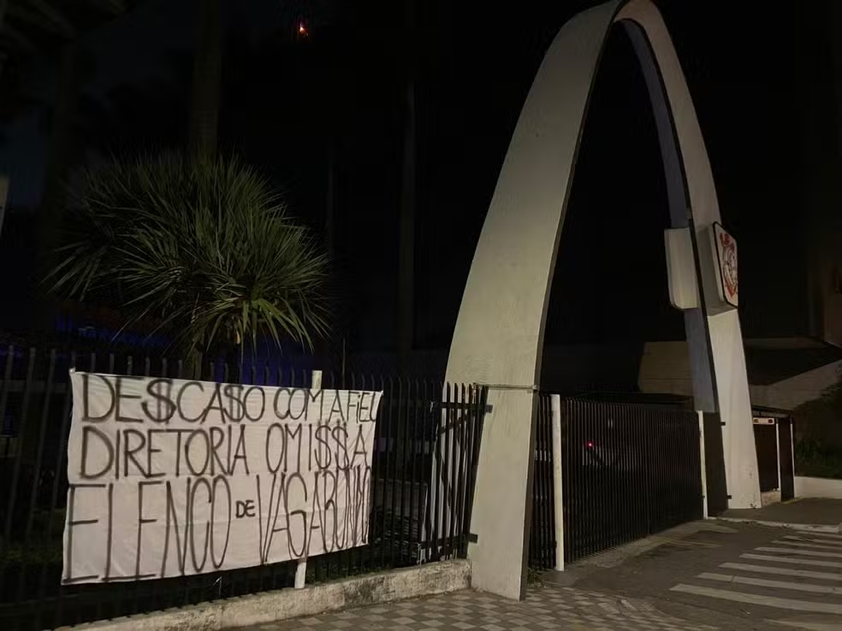 Torcedores do Corinthians picharam o muro do CT Joaquim Grava e estenderam faixas de protesto contra o atual momento do clube (Reprodução)