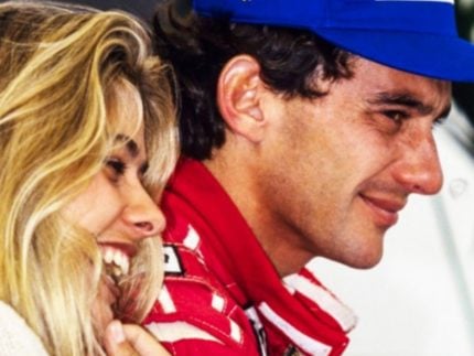 Adriane Galisteu abre álbum de fotos com Ayrton Senna e comenta homenagens ao piloto