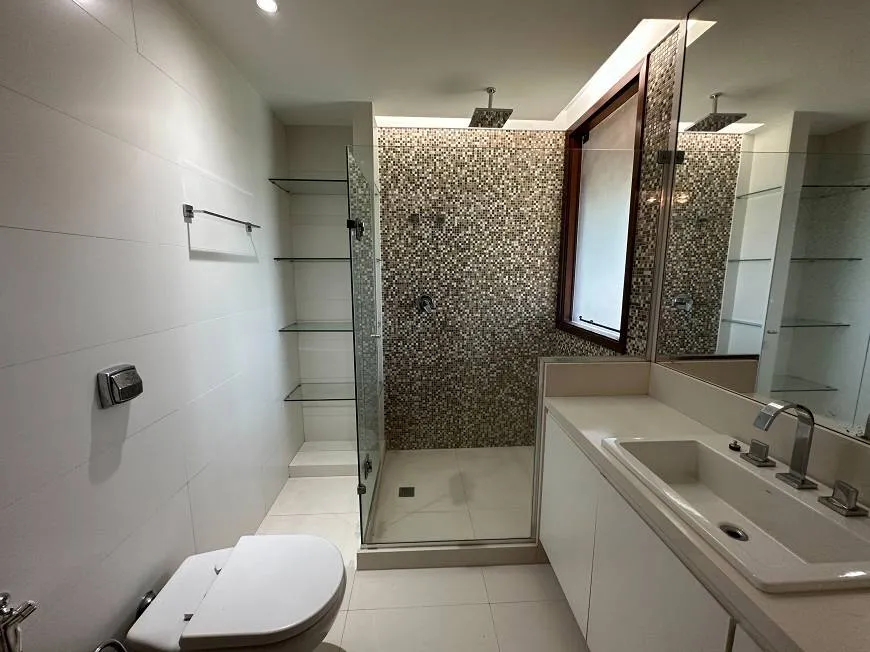 Sem compradores, pais de Larissa Manoela reduzem R$ 3,5 mi no valor de mansão à venda 9 description 31