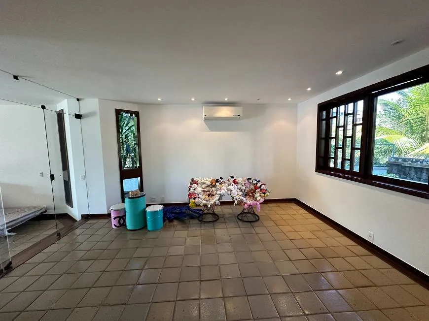 Sem compradores, pais de Larissa Manoela reduzem R$ 3,5 mi no valor de mansão à venda 35 description 4