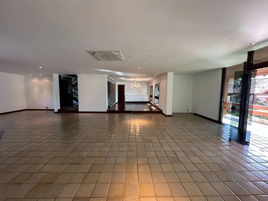 Sem compradores, pais de Larissa Manoela reduzem R$ 3,5 mi no valor de mansão à venda 31 description 8