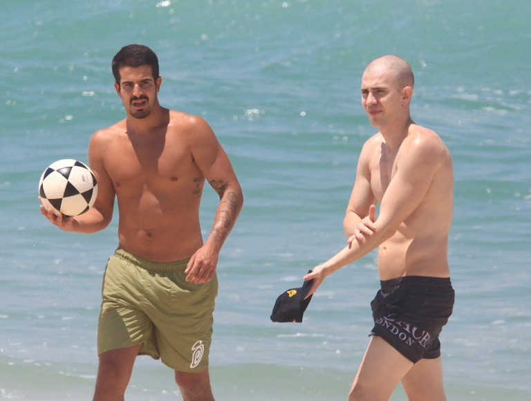 Deu sol! Jade Picon, Leo Picon e Enzo Celulari curtem praia juntos