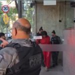 Hostilizada, diarista que matou casal de idosos participa de reconstituição em BH