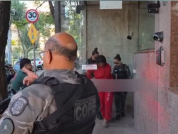 Hostilizada, diarista que matou casal de idosos participa de reconstituição em BH