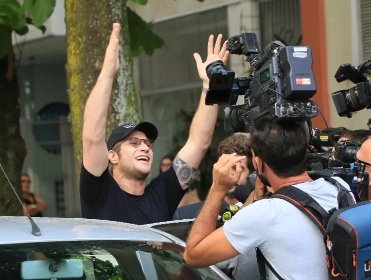 Diego Alemão se altera, diz frases desconexas e ataca jornalistas ao deixar a prisão