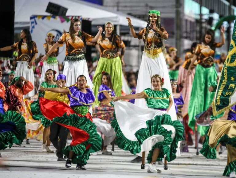 Dos Yanomamis e onças às lendas, 1ª noite de desfiles do Rio contam histórias brasileiras