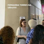 Fernanda Torres surpreende estudantes ao prestigiar o filho em defesa de mestrado na UERJ