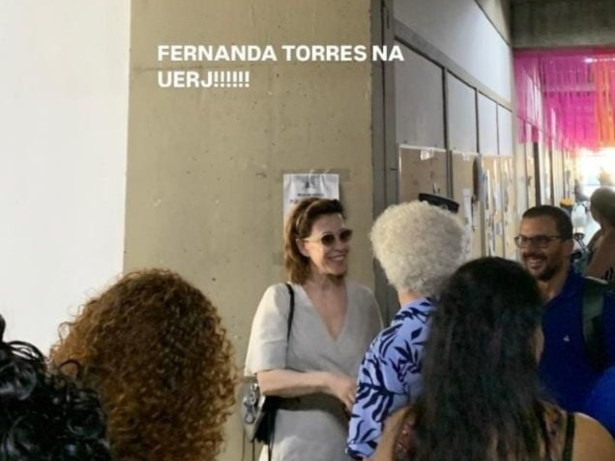 Fernanda Torres surpreende estudantes ao prestigiar o filho em defesa de mestrado na UERJ