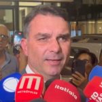 Flávio Bolsonaro fala de condenação do pai e aponta “grande teatro” de Moraes