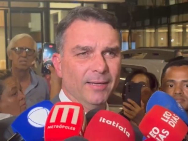 Flávio Bolsonaro fala de condenação do pai e aponta “grande teatro” de Moraes