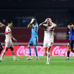 Jogador desmaia no campo durante jogo do São Paulo e é levado ao hospital