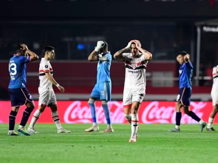 Jogador desmaia no campo durante jogo do São Paulo e é levado ao hospital