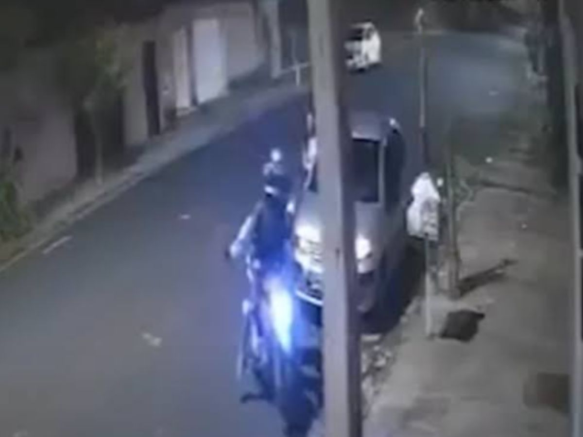 Os dois criminosos chegaram de moto e abordaram o casal (Reprodução)
