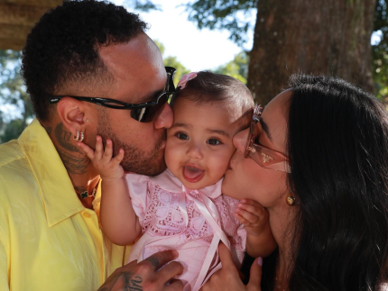 Neymar mostra fotos de consagração da filha em igreja evangélica, após batismo
