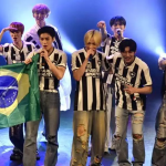 Vestidos com a camisa do Botafogo, cantores de K-pop se arriscam no samba. Veja!